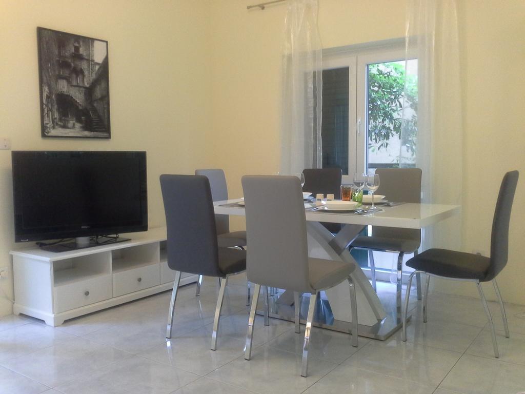 Sabina Apartments أوميس الغرفة الصورة